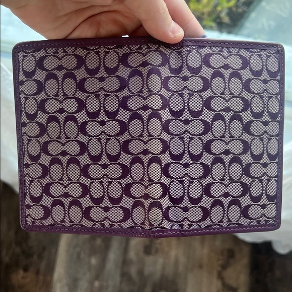 Coach leather purple passport holder - Picture 4 of 4